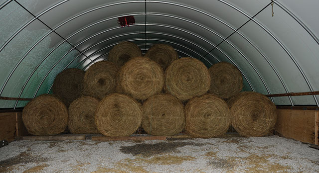 Rolf Bouman: Autarkie auf der kanadischen Hirschfarm Heuballen für Rolf Bouman´s Hirsche in Nova Scotia