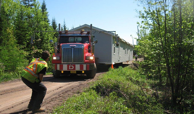 Das ausgesuchte Mini Home wird angeliefert - so steht schnell ein Haus am See