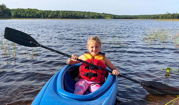 Immobilien Kanada-Holgers Lane Estates Kind im Kajak auf dem MacMillan Lake